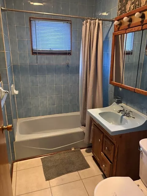Bath - 136 Maynard St, Springfield, MA 01109 photo 1 of 1