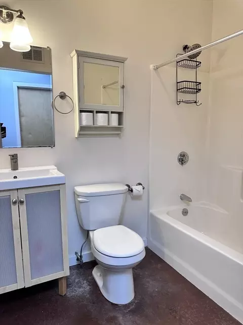 Bath - 20 Willliam St #8, Worcester, MA 01609 photo 1 of 3