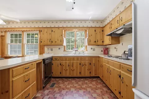 Kitchen - 104 Jackson Dr, Raynham, MA 02767 photo 3 of 5