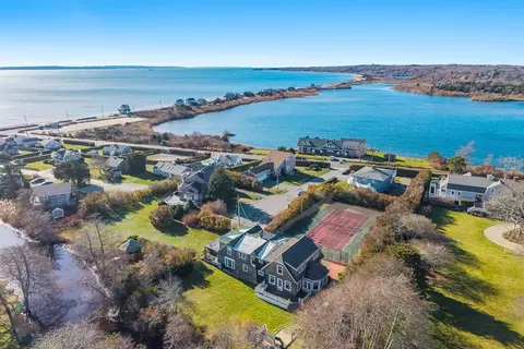 15 Hedge Ln, Falmouth, MA 02540