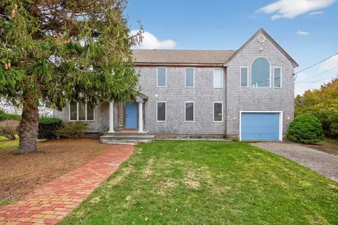 15 Hedge Ln, Falmouth, MA 02540