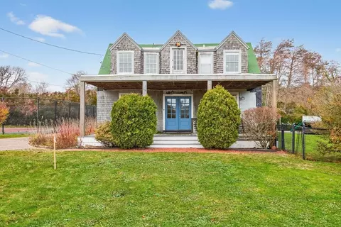 9 Hedge Ln, Falmouth, MA 02540