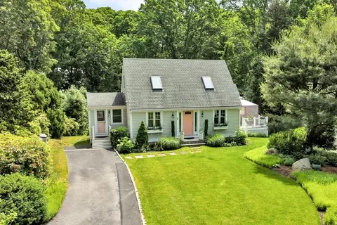 7 Cachalot Ln, Falmouth, MA 02540
