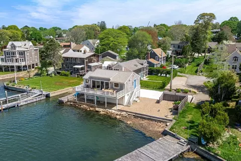 8 Bonneau Ct, Dartmouth, MA 02748