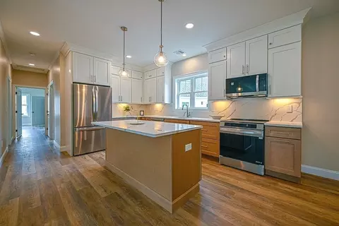 30 Meadowview Ln #B, Salisbury, MA 01952