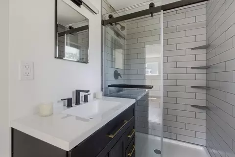 Bath - 40 Pine St, Hudson, MA 01749 photo 2 of 2
