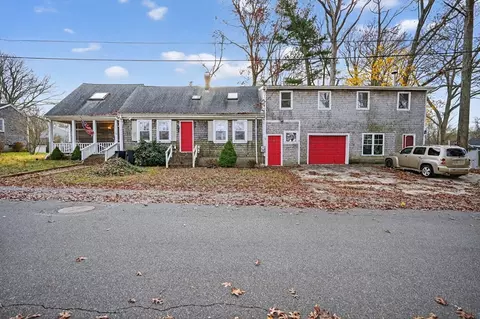 40 Golf St, Dartmouth, MA 02747