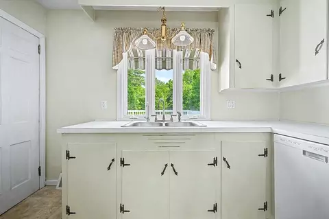Kitchen - 355 Boston Rd, Sutton, MA 01590 photo 2 of 3