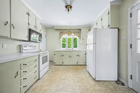 Kitchen - 355 Boston Rd, Sutton, MA 01590 photo 1 of 3