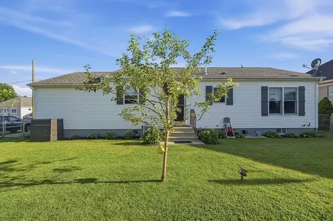 40 Salisbury St, Fall River, MA 02724