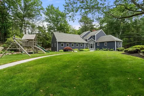 Exterior - 21 Forest Ln, Manchester, MA 01944 photo 4 of 11