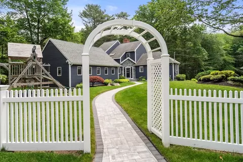 Exterior - 21 Forest Ln, Manchester, MA 01944 photo 2 of 11