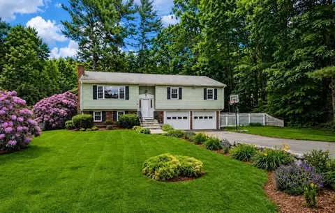 9 Lakeshore Dr, Norfolk, MA 02056
