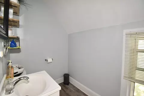 Bath - 106 Suffolk St, Springfield, MA 01109 photo 3 of 3