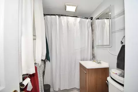 Bath - 106 Suffolk St, Springfield, MA 01109 photo 1 of 3