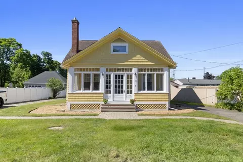 17 Munroe St, Lynnfield, MA 01940