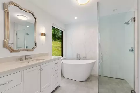Bath - 23 Ocean St, Manchester, MA 01944 photo 1 of 1