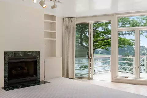 Living - 23 Ocean St, Manchester, MA 01944 photo 5 of 7