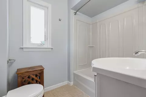 Bath - 4 Drummond Ave, Worcester, MA 01605 photo 3 of 4