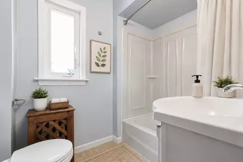 Bath - 4 Drummond Ave, Worcester, MA 01605 photo 4 of 4