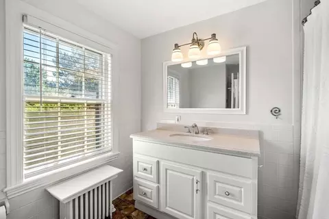 Bath - 3 Vassar Rd, Marblehead, MA 01945 photo 2 of 2