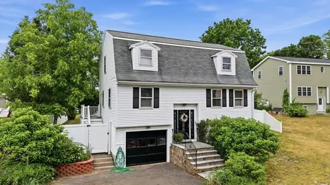 2 Dobbins Dr, Woburn, MA 01801
