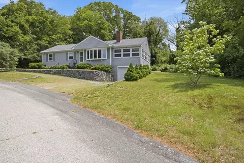31 Clearwater Dr, Plymouth, MA 02360