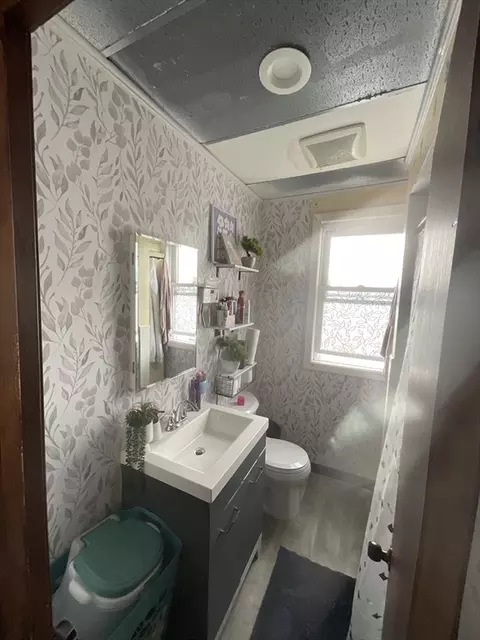 Bath - 953 Globe St, Fall River, MA 02724 photo 3 of 4
