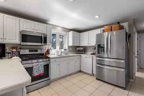 Kitchen - 30 Sheffield Pl, Mashpee, MA 02649 photo 2 of 3