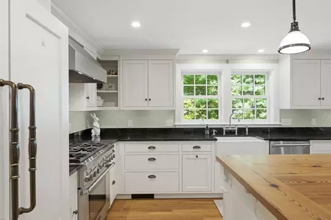 Kitchen - 23 Del Prete Dr, Hingham, MA 02043 photo 3 of 9