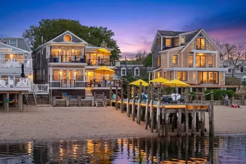 71 Commercial St, Provincetown, MA 02657