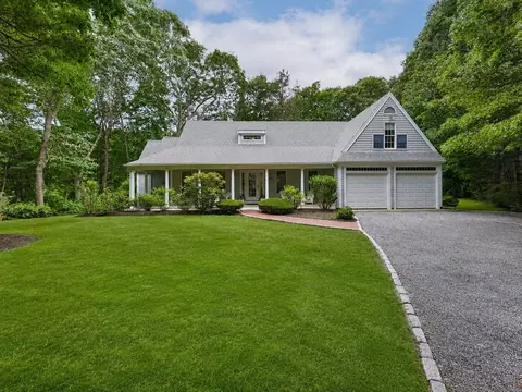 399 Santuit Rd, Cotuit, MA 02635