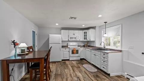 Kitchen - 394 Mohawk Rd, Raynham, MA 02767 photo 8 of 8