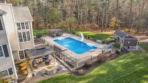 Exterior - 394 Mohawk Rd, Raynham, MA 02767 photo 1 of 4