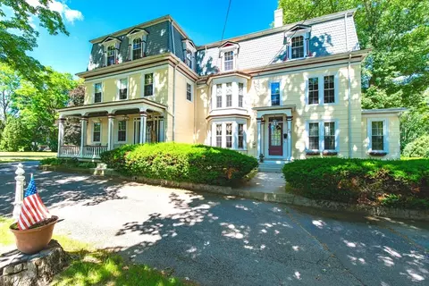 48 Mendon St, Blackstone, MA 01504