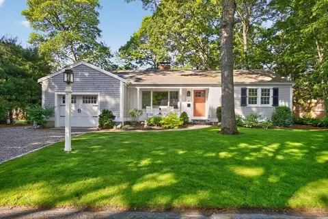 15 Brezner Ln, Centerville, MA 02632