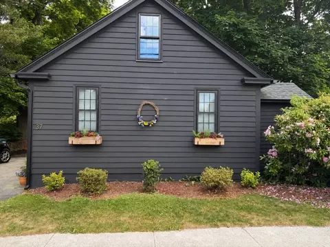 37 Moulton St, Newburyport, MA 01950