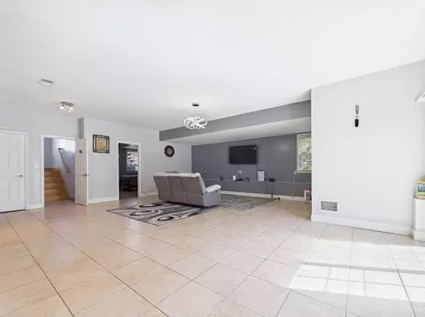 Living - 19 Abington Ln, Fall River, MA 02721 photo 6 of 8