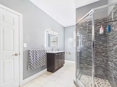 Bath - 19 Abington Ln, Fall River, MA 02721 photo 2 of 3