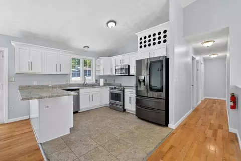 Entry Way - 3 Oak Leaf Cir, Worcester, MA 01603 photo 1 of 3