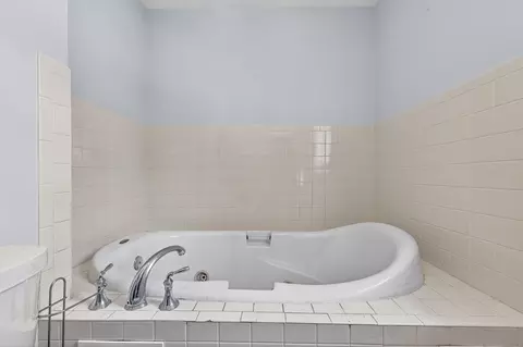 Bath - 3 Oak Leaf Cir, Worcester, MA 01603 photo 6 of 6