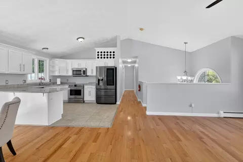 Entry Way - 3 Oak Leaf Cir, Worcester, MA 01603 photo 2 of 3