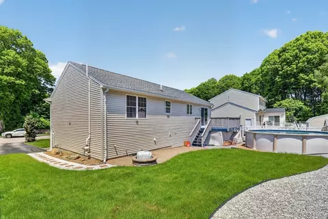 Exterior - 3 Oak Leaf Cir, Worcester, MA 01603 photo 6 of 7