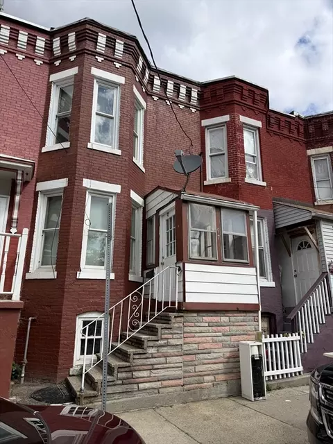 97 Newton St, Holyoke, MA 01040