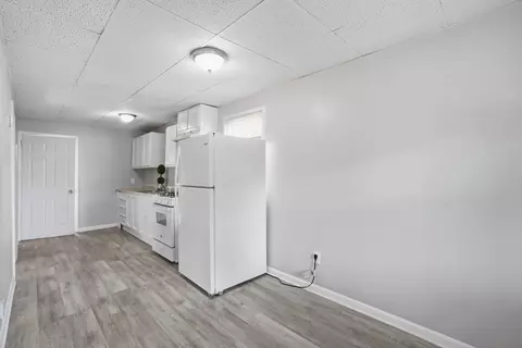 Entry Way - 540 Armory St, Springfield, MA 01104 photo 4 of 9