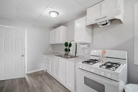 Entry Way - 540 Armory St, Springfield, MA 01104 photo 5 of 9