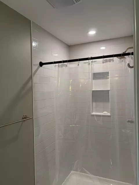 Bath - 60 Rencelau St, Springfield, MA 01118 photo 2 of 5