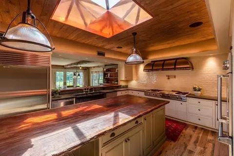 Kitchen - 675 Bay Rd, Hamilton, MA 01982 photo 2 of 3