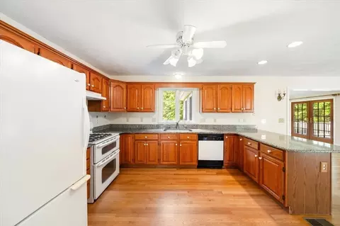 Kitchen - 20 Josiah Dr, Upton, MA 01568 photo 4 of 8