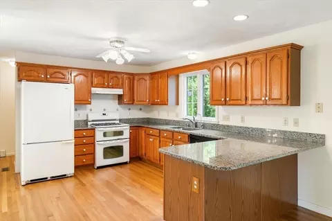 Kitchen - 20 Josiah Dr, Upton, MA 01568 photo 3 of 8